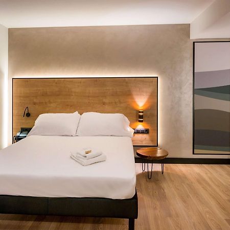 ホテル Ibis Styles Figueres Ronda エクステリア 写真