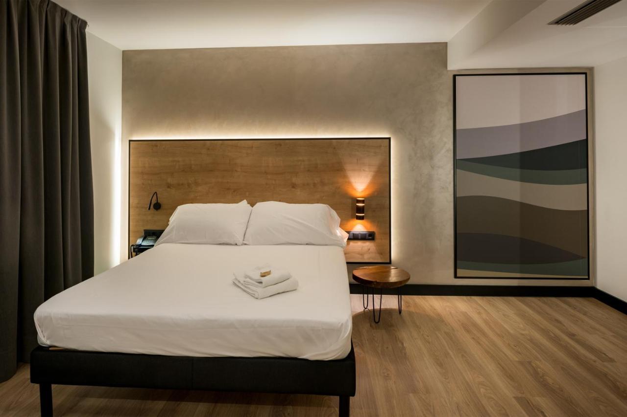 ホテル Ibis Styles Figueres Ronda エクステリア 写真