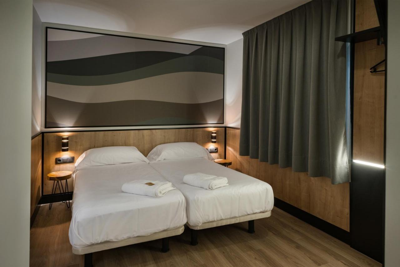 ホテル Ibis Styles Figueres Ronda エクステリア 写真