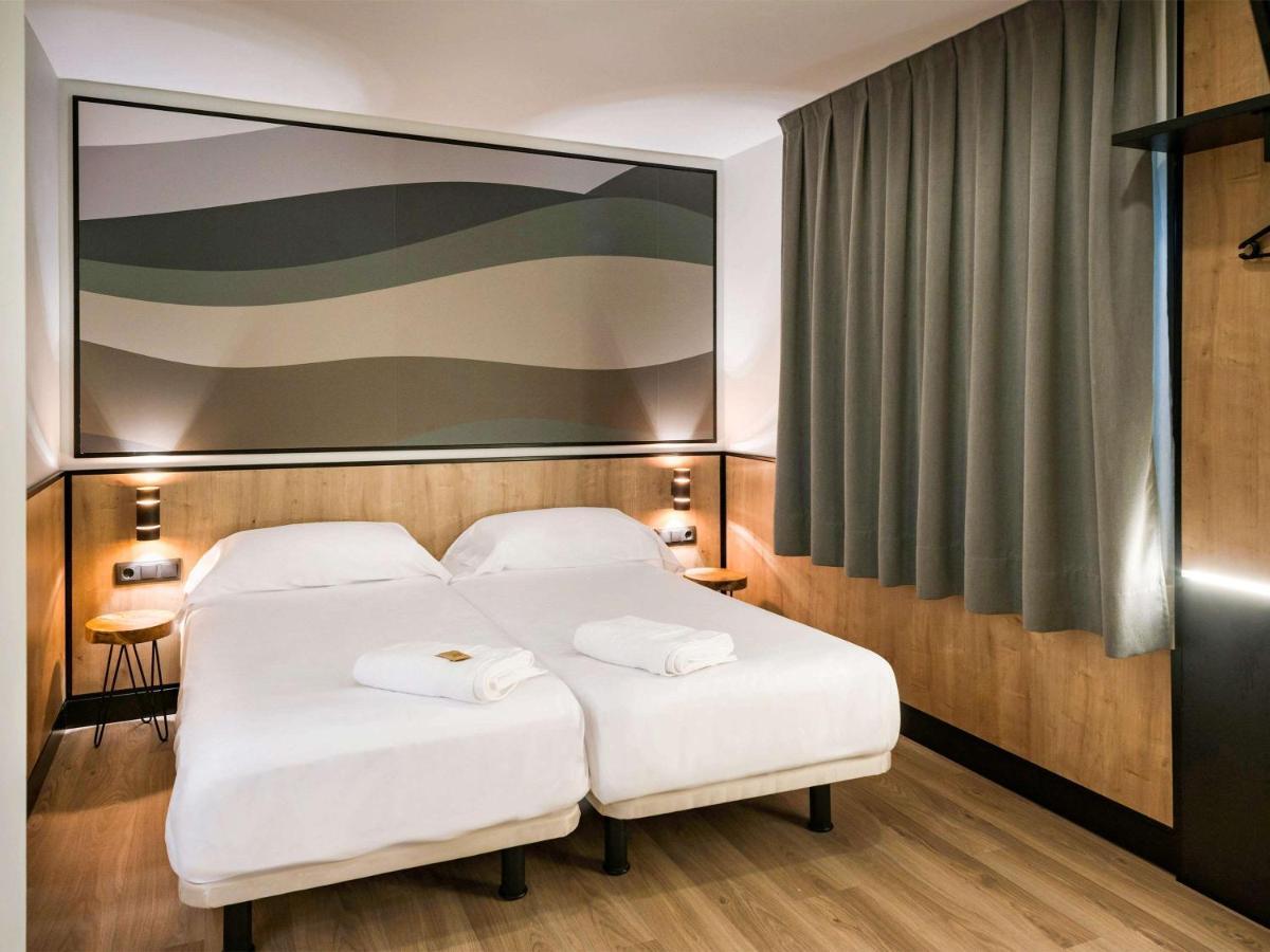 ホテル Ibis Styles Figueres Ronda エクステリア 写真
