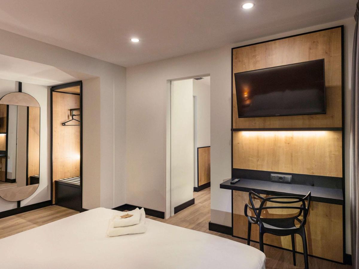 ホテル Ibis Styles Figueres Ronda エクステリア 写真