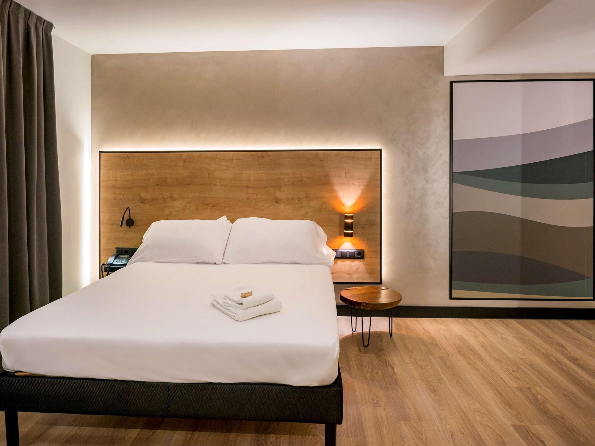 ホテル Ibis Styles Figueres Ronda エクステリア 写真