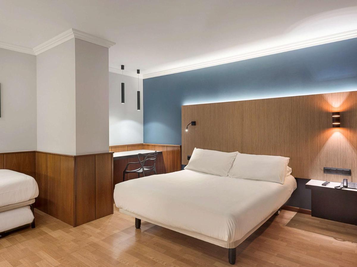 ホテル Ibis Styles Figueres Ronda エクステリア 写真