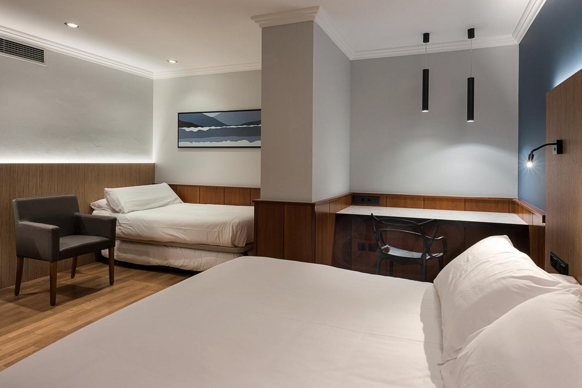 ホテル Ibis Styles Figueres Ronda エクステリア 写真