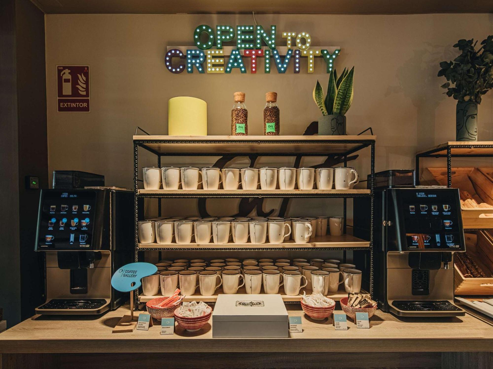 ホテル Ibis Styles Figueres Ronda エクステリア 写真