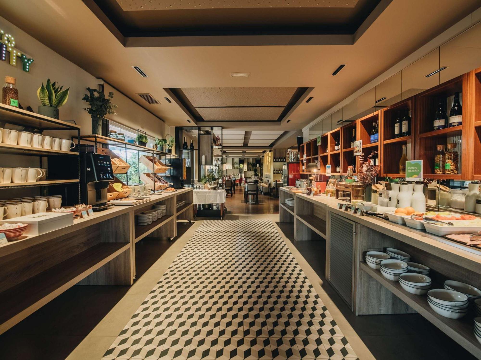 ホテル Ibis Styles Figueres Ronda エクステリア 写真