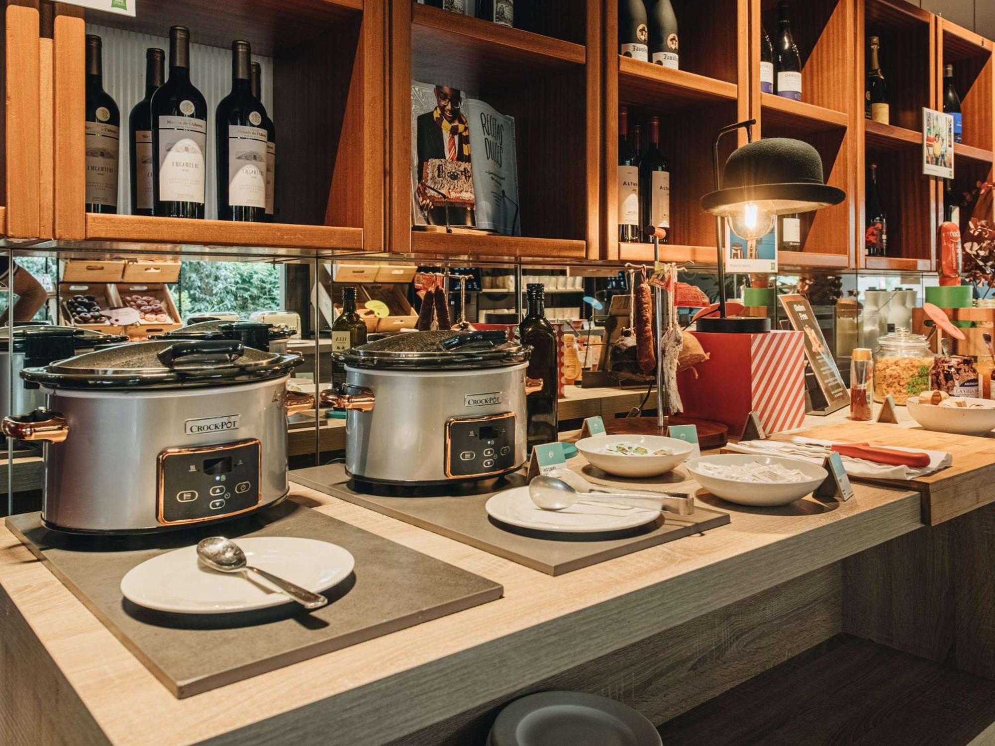 ホテル Ibis Styles Figueres Ronda エクステリア 写真