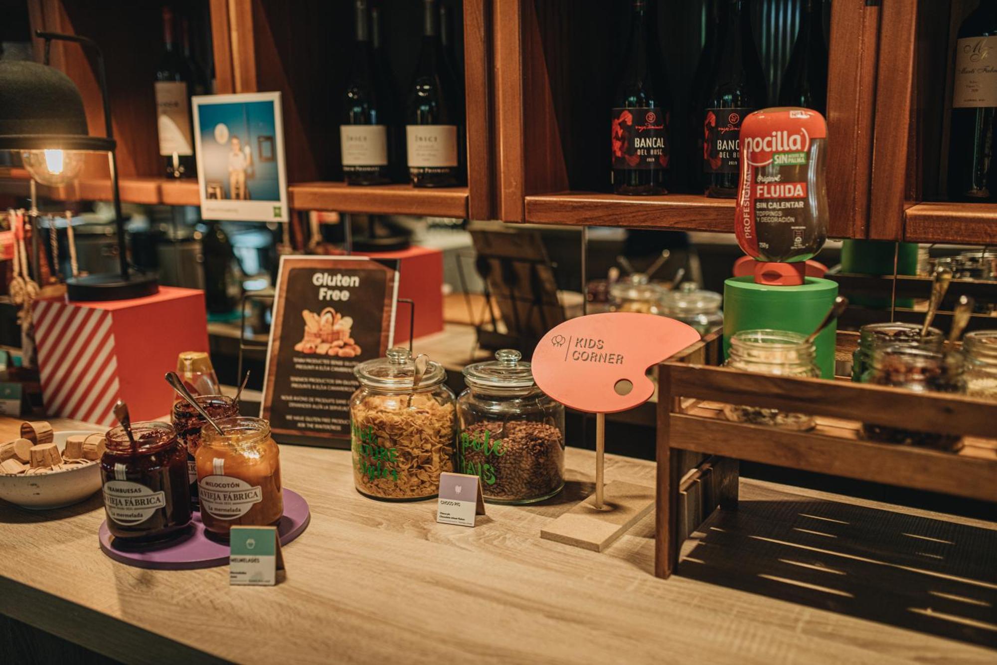 ホテル Ibis Styles Figueres Ronda エクステリア 写真