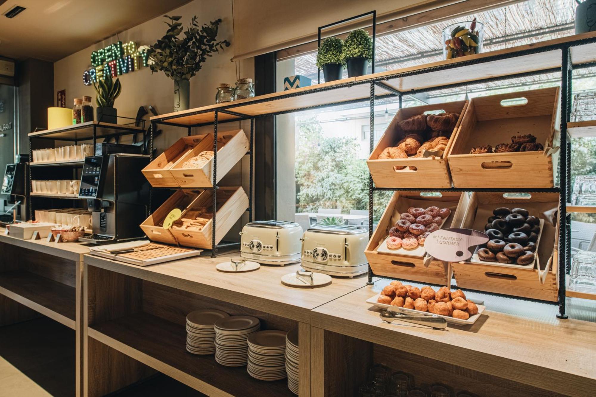 ホテル Ibis Styles Figueres Ronda エクステリア 写真