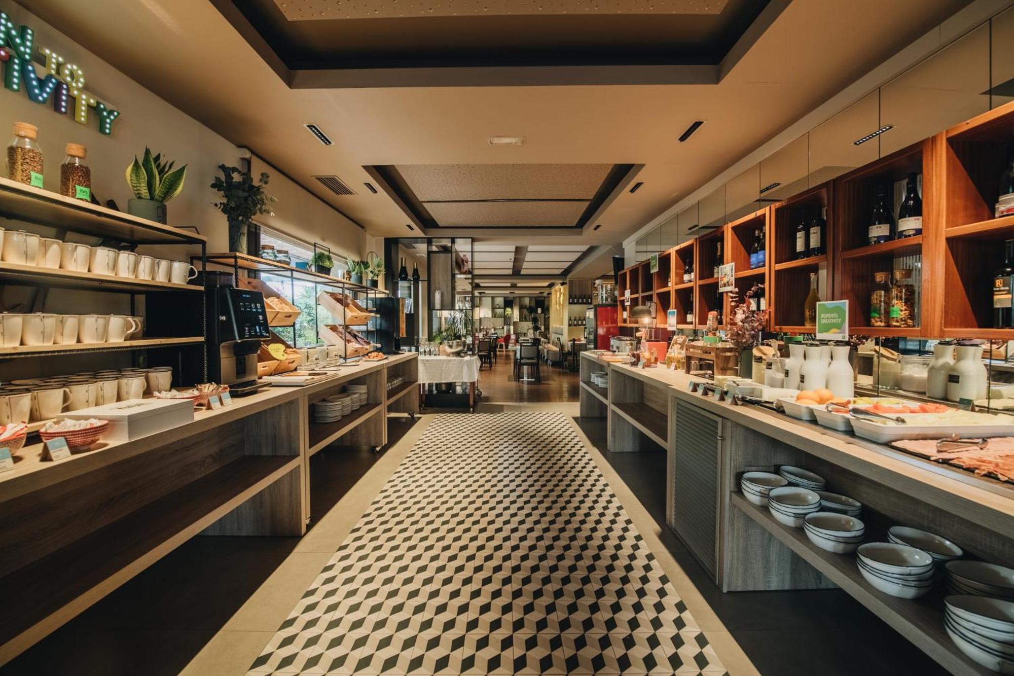 ホテル Ibis Styles Figueres Ronda エクステリア 写真