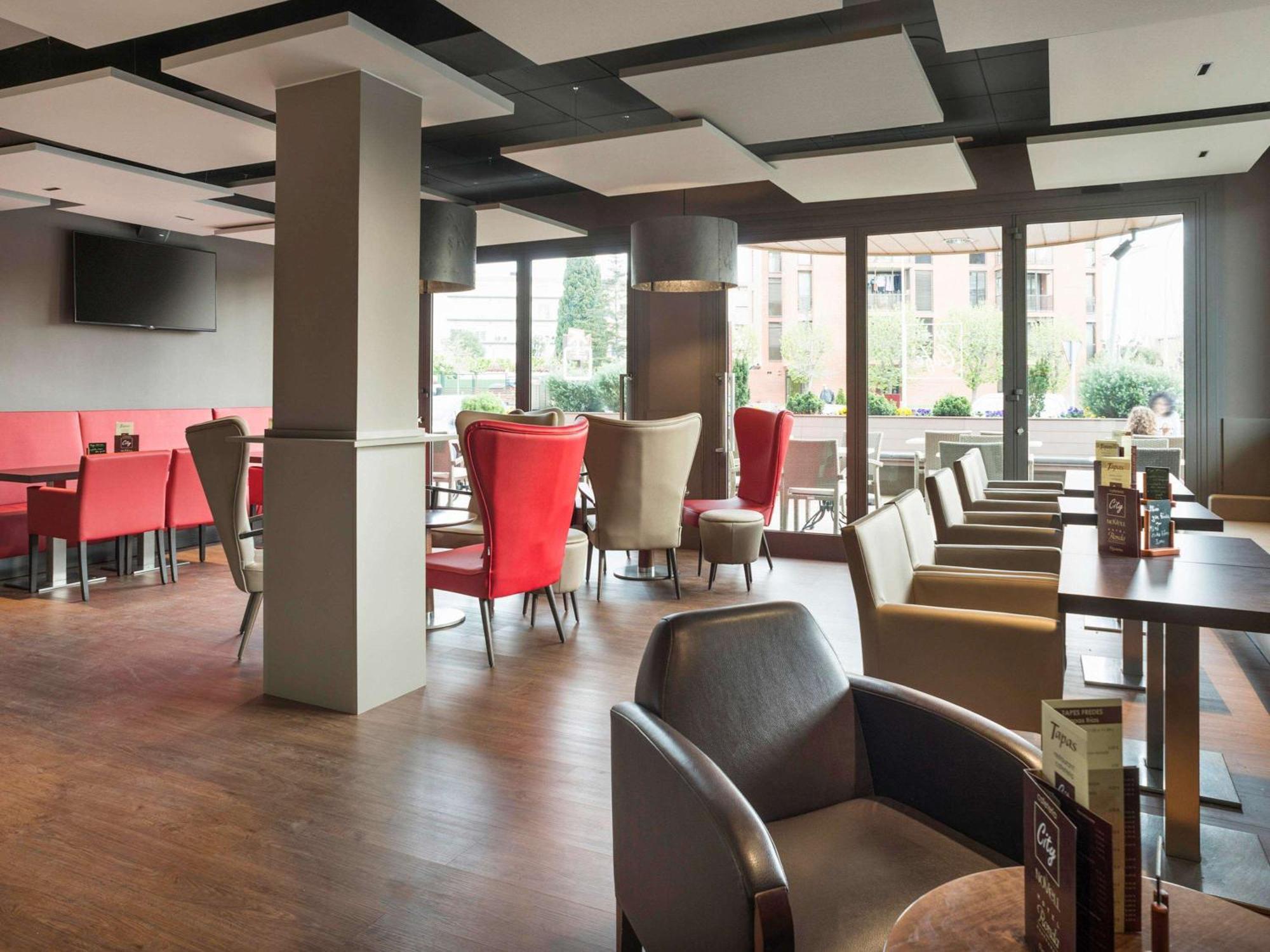ホテル Ibis Styles Figueres Ronda エクステリア 写真