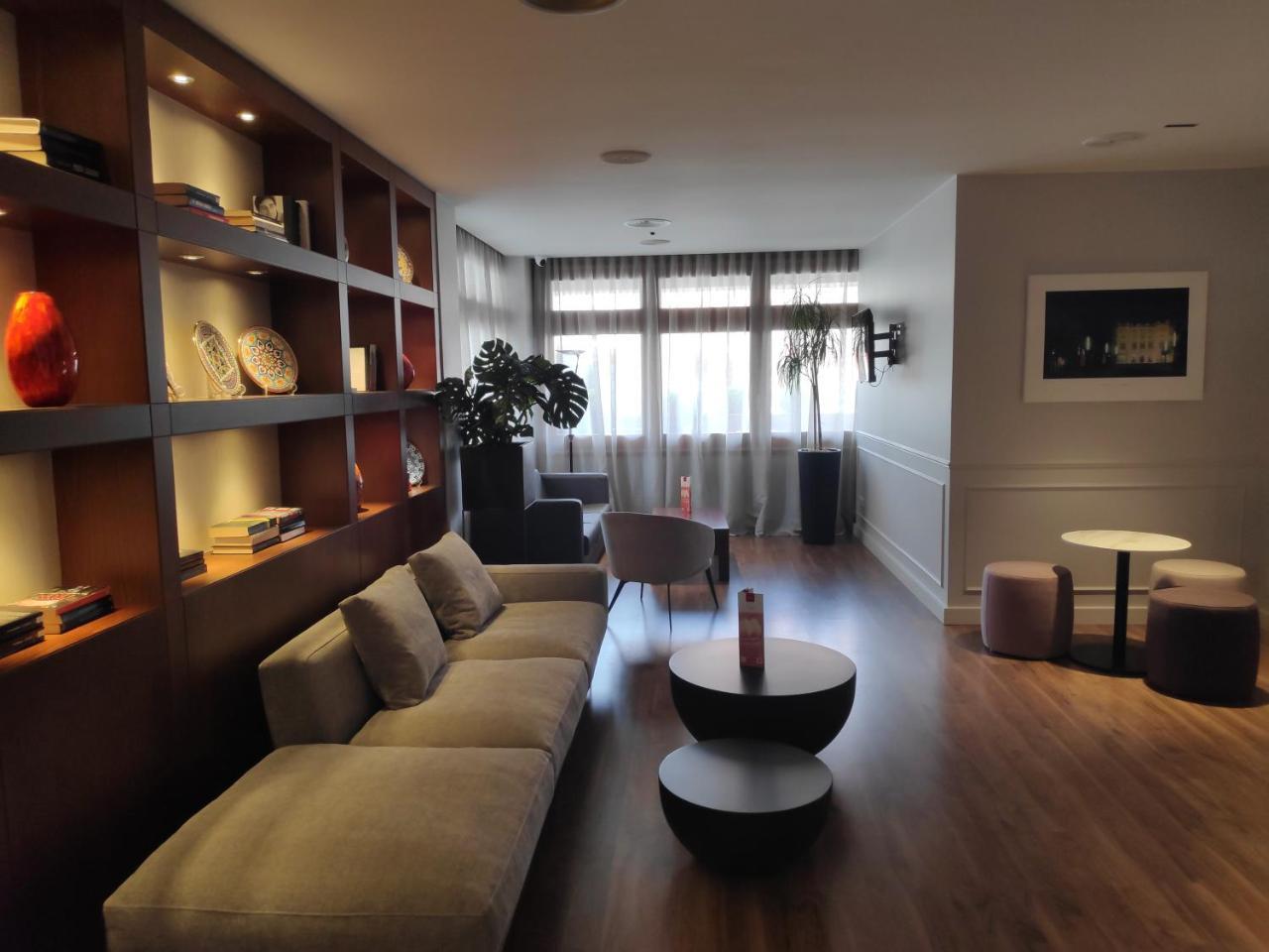 ホテル Ibis Styles Figueres Ronda エクステリア 写真