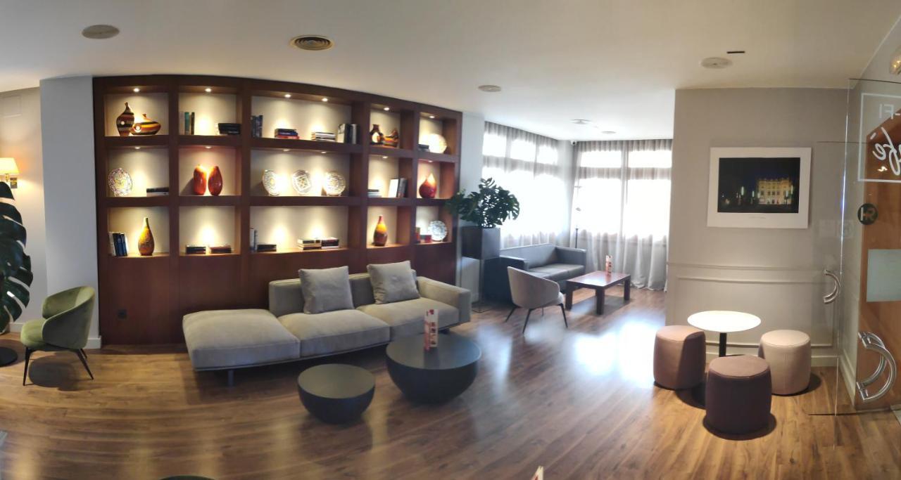 ホテル Ibis Styles Figueres Ronda エクステリア 写真
